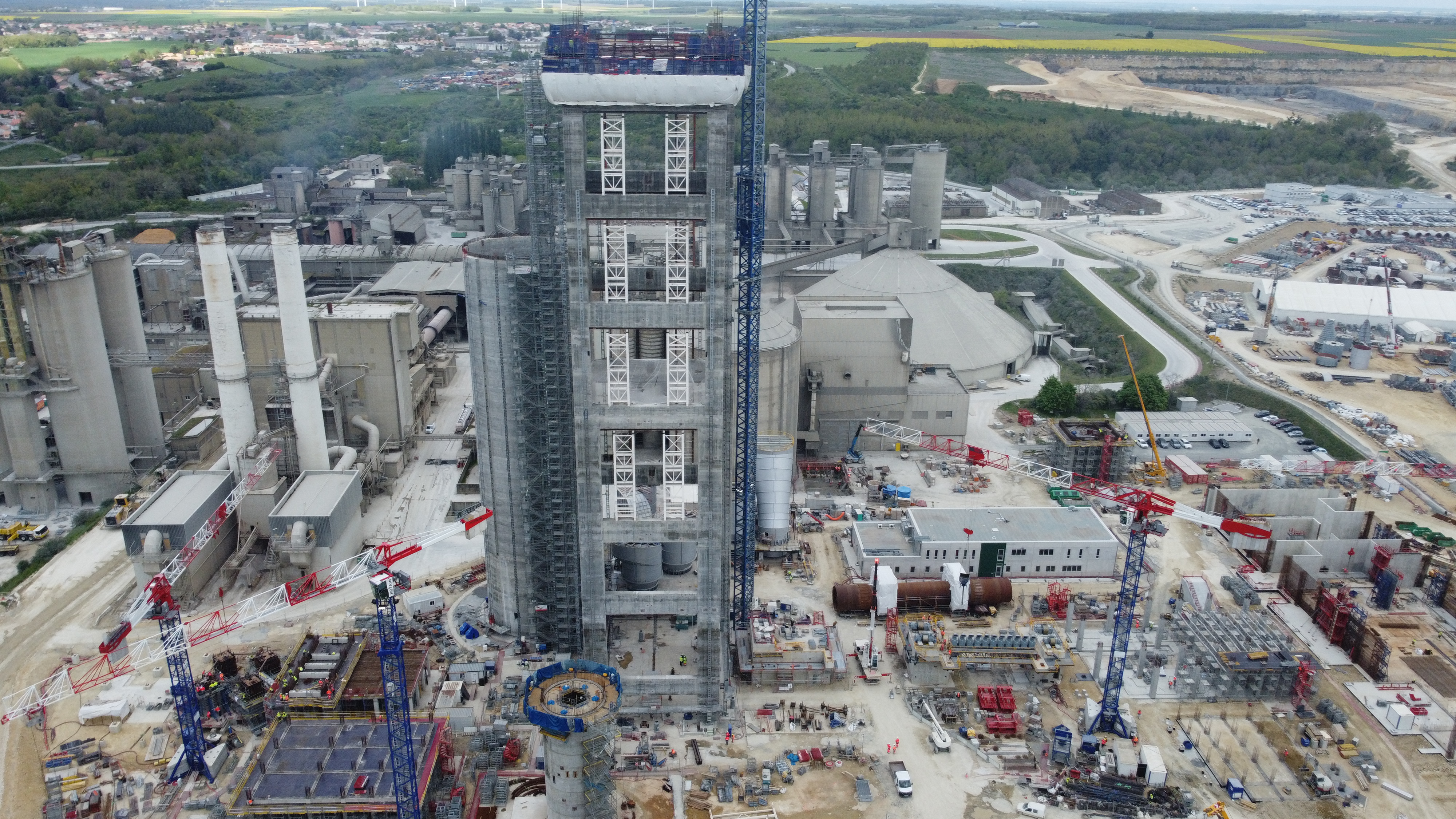 Fin du coulage glissant de la tour de préchauffage à Airvault