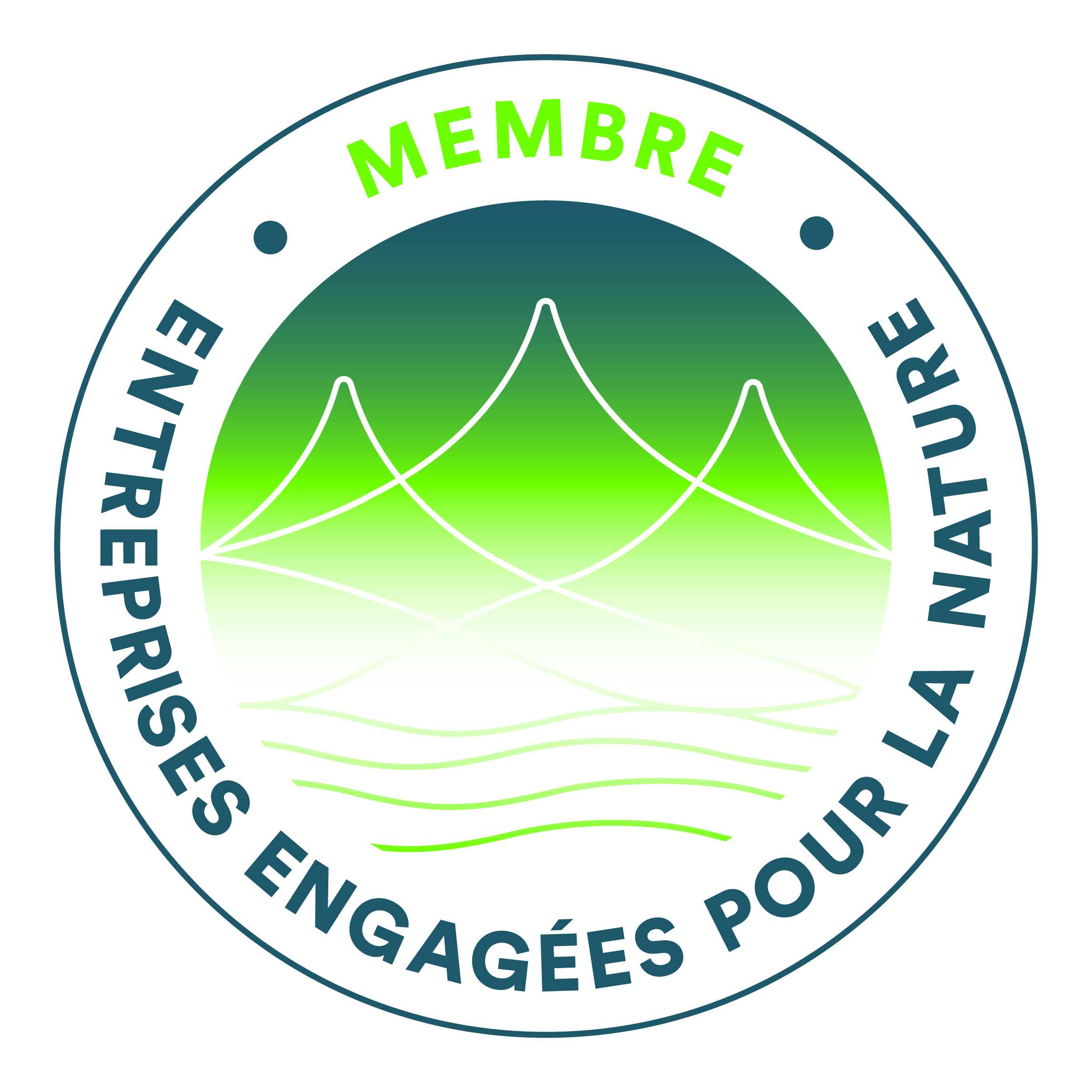 Logo circulaire d'adhésion avec un dégradé vert représentant des montagnes et des vagues en bas. Texte : "Membre" en haut en vert et "Entreprises engagées pour la nature" en cercle bleu autour des bords.
