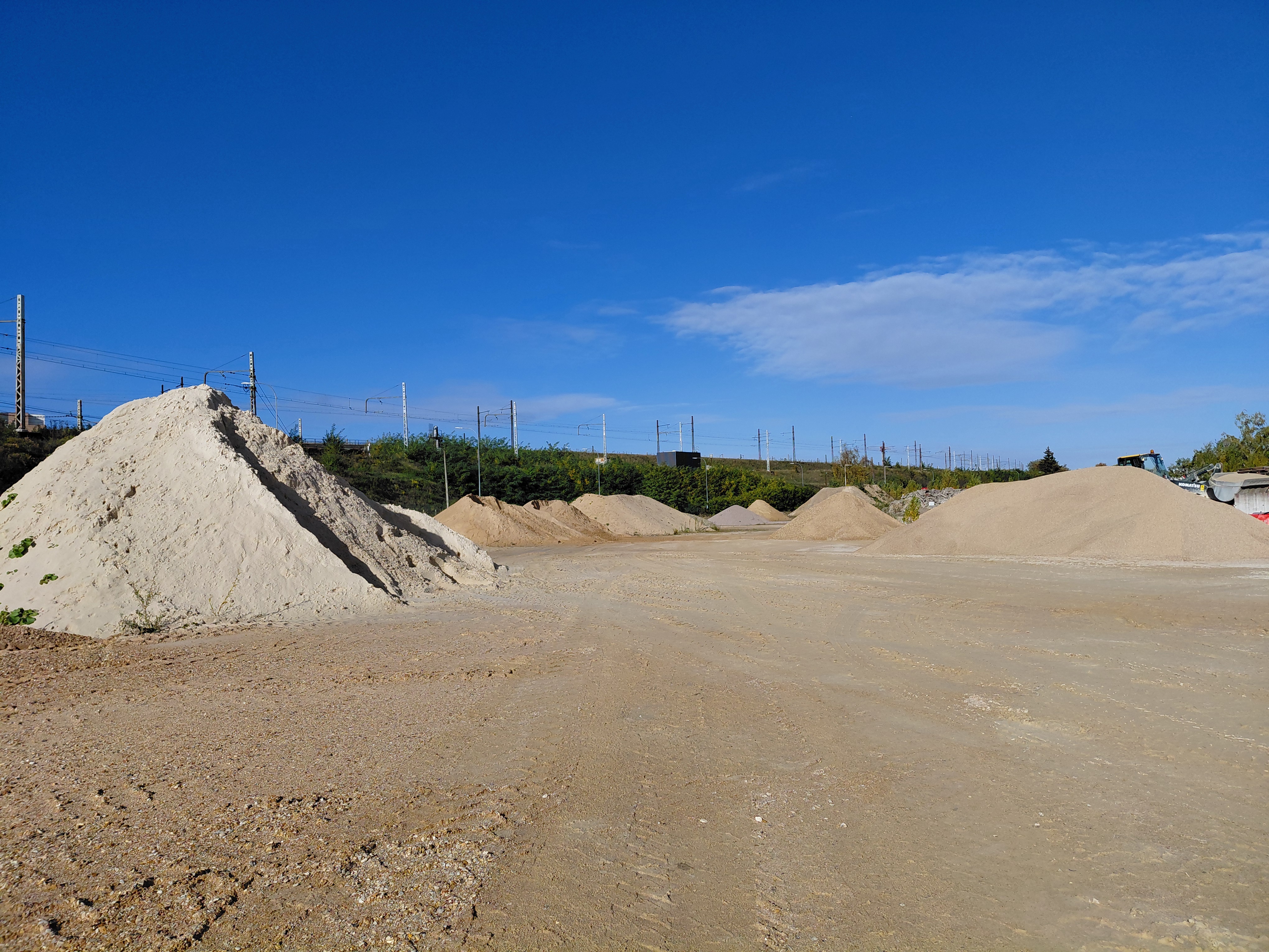 Tas de granulats dans une carrière de granulats sous un ciel dégagé.