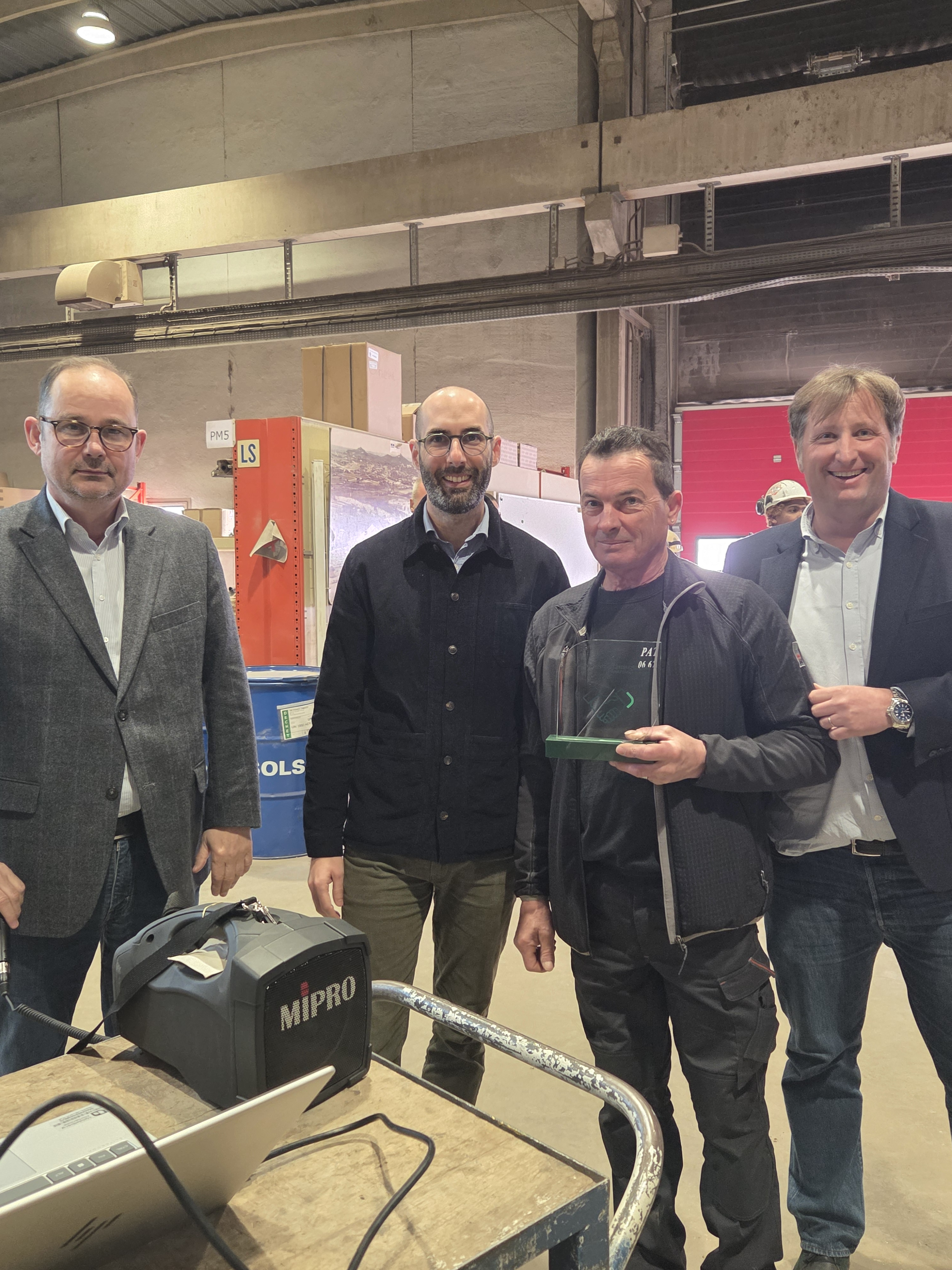 Des employés posent dans un site industriel intérieur de Heidelberg Materials.