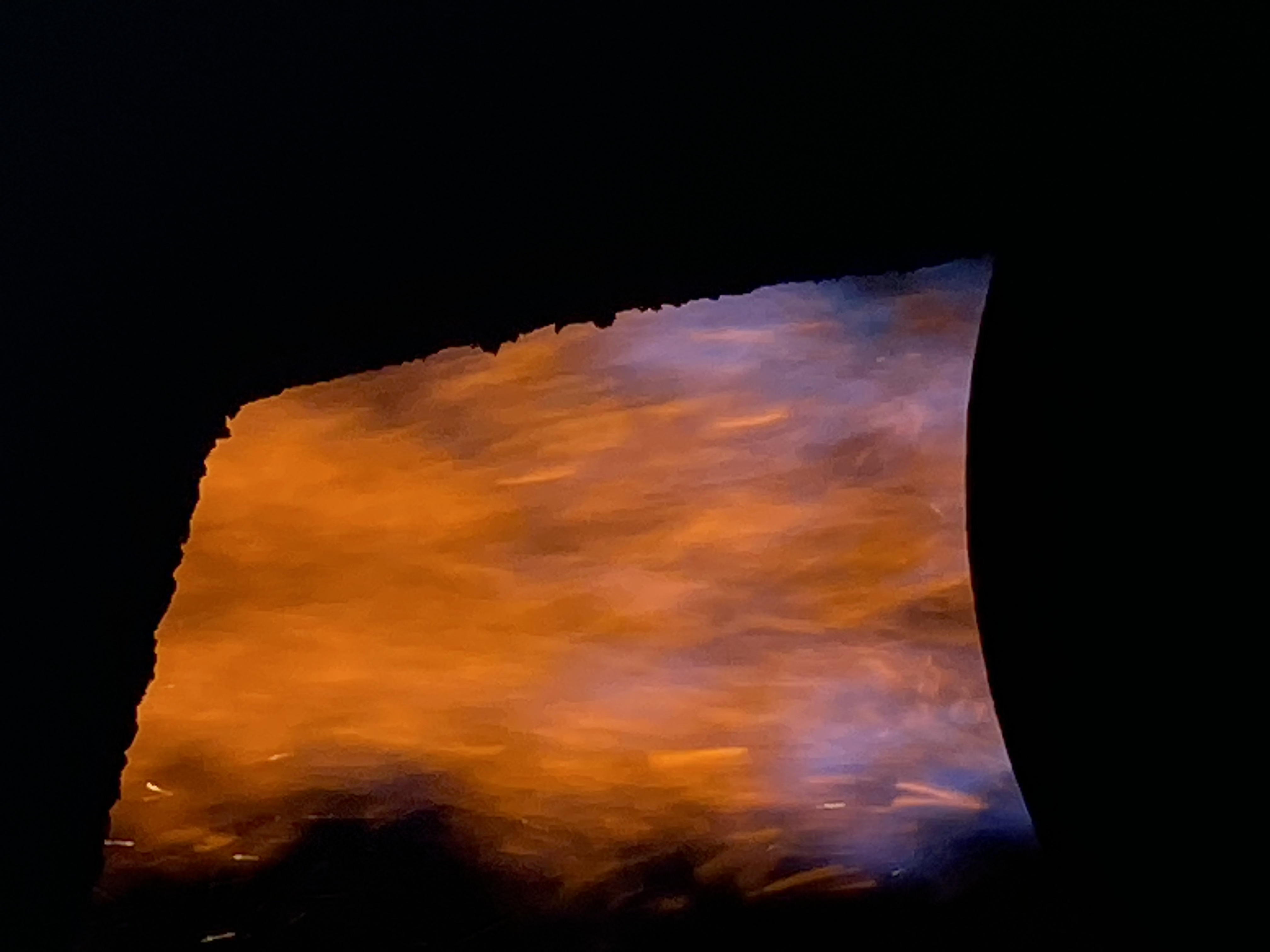 Flammes intenses à l'intérieur d'un four industriel, symbolisant un processus de fabrication à haute température.