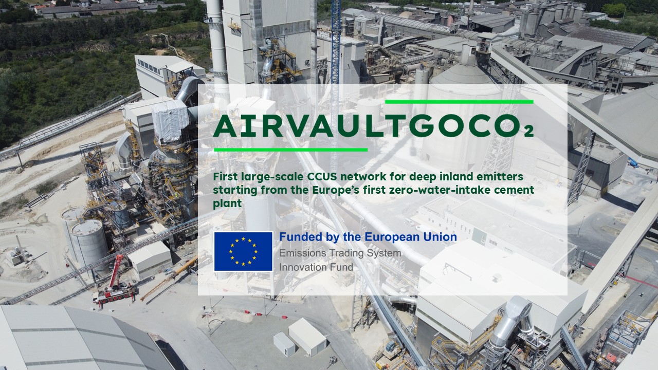 Vue aérienne d'un site industriel avec des installations pour la production de ciment, accompagné d'un texte mettant en avant une initiative de réduction des émissions de CO₂.
