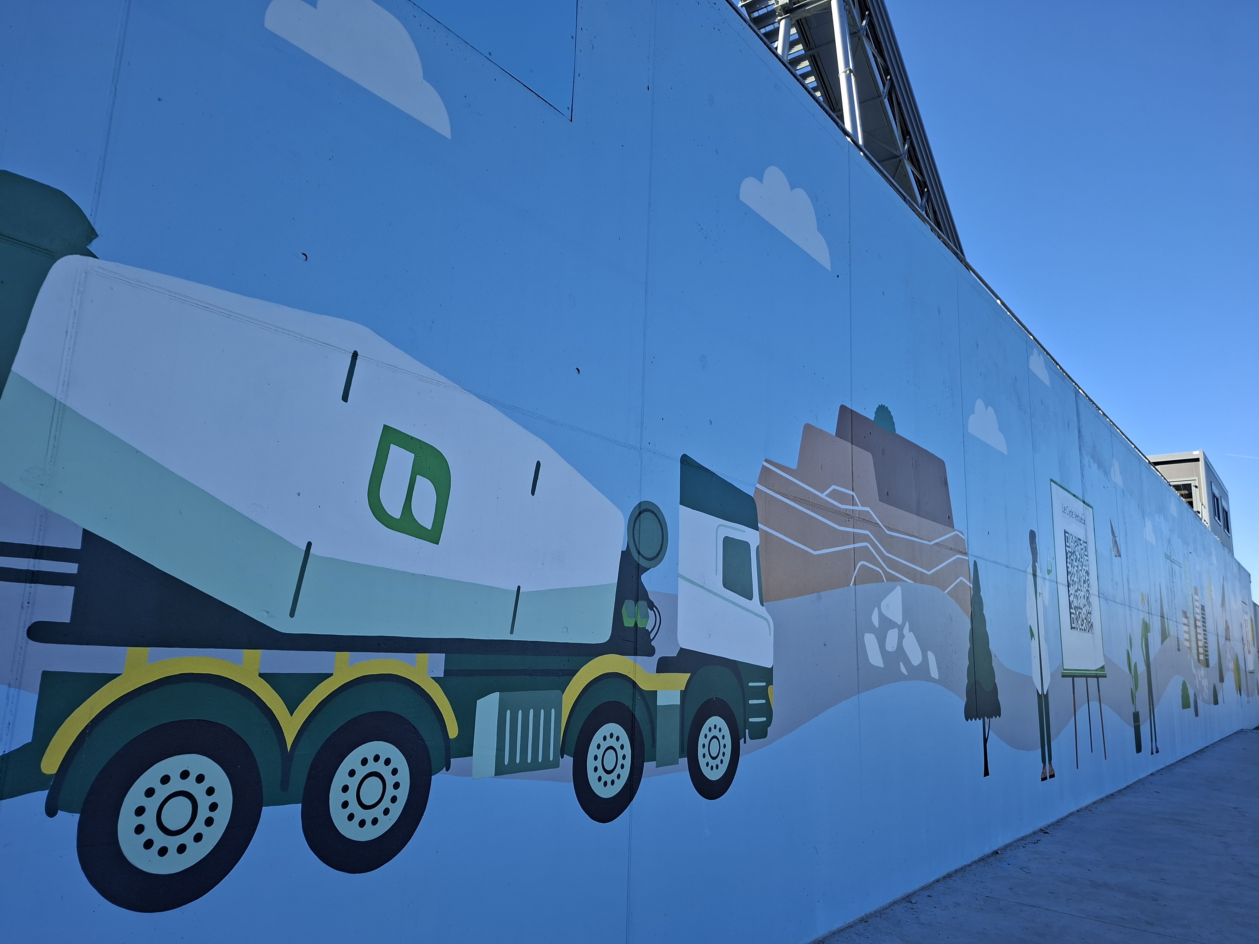 Illustration d'un camion-bétonnière sur une fresque située sur un site industriel Heidelberg Materials.