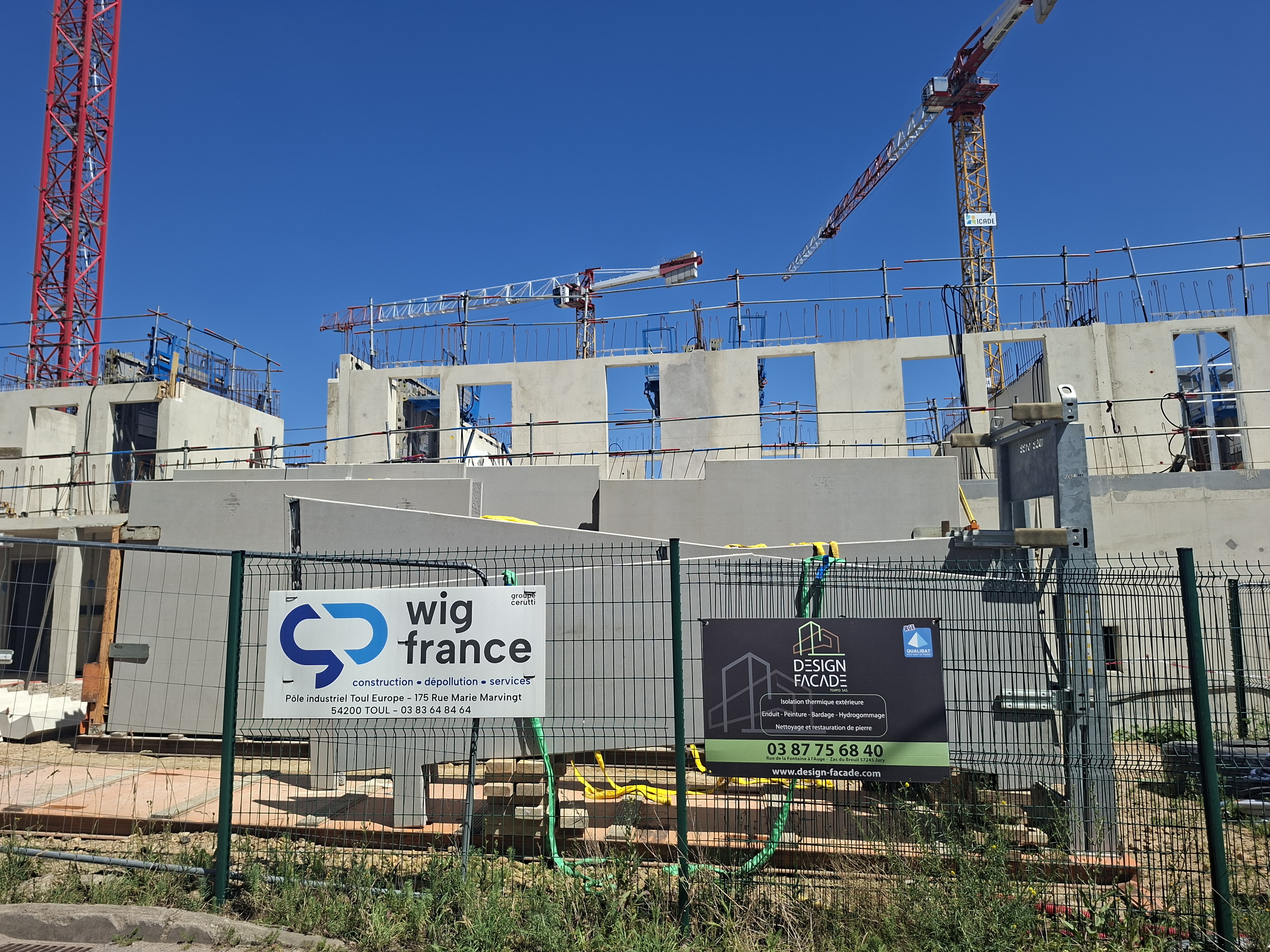 Vue d'ensemble du chantier GAÏA dans le quartier de l'Amphithéâtre à Metz. Les structures en béton des bâtiments résidentiels prennent forme sous plusieurs grues, avec l'entreprise WIG France en charge de la réalisation.