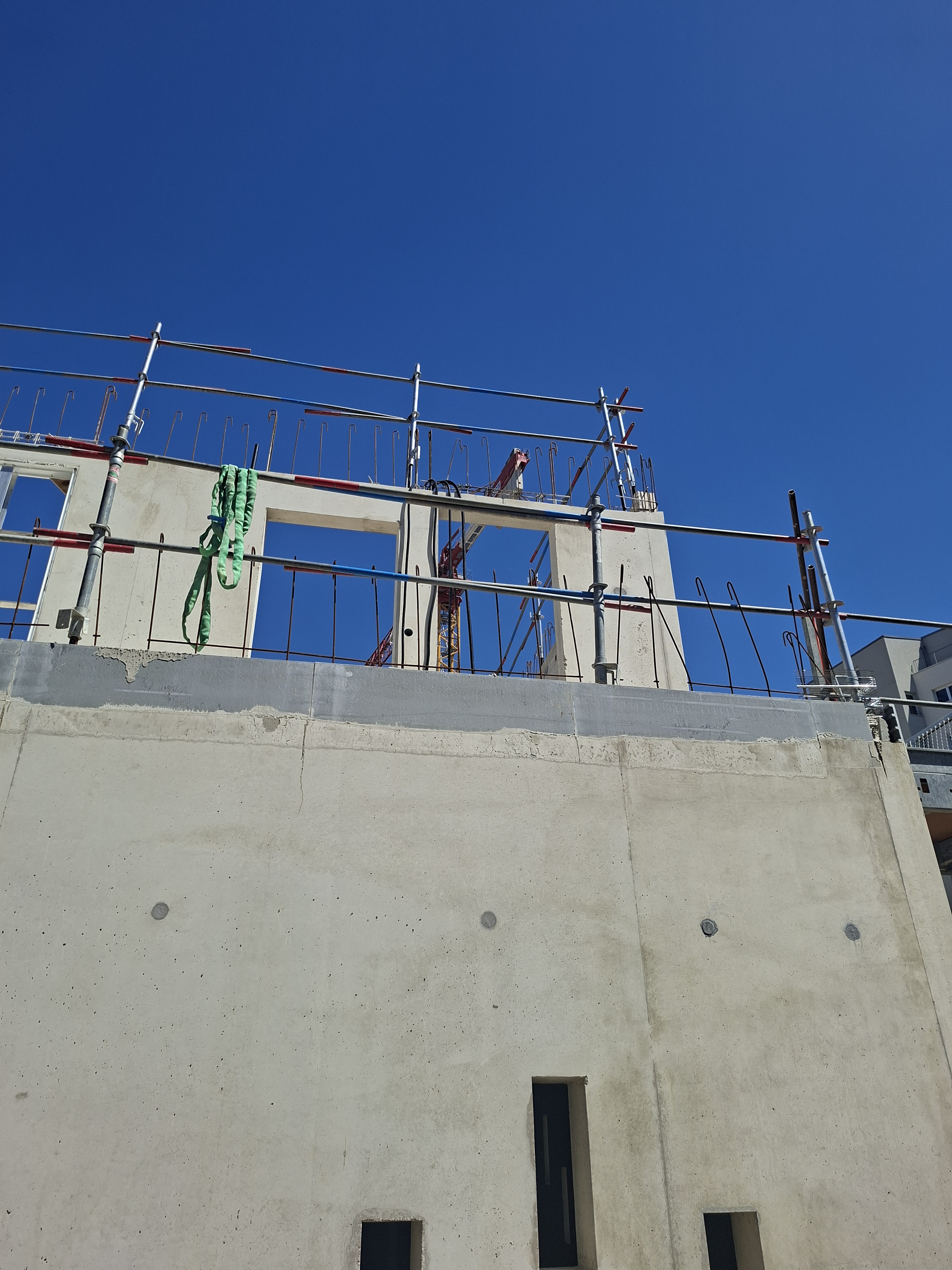 Mur et éléments structurels en béton du programme immobilier GAÏA à Metz. Les voiles en béton et les armatures témoignent de l'avancement des travaux de ce futur ensemble résidentiel prévu pour 2027.