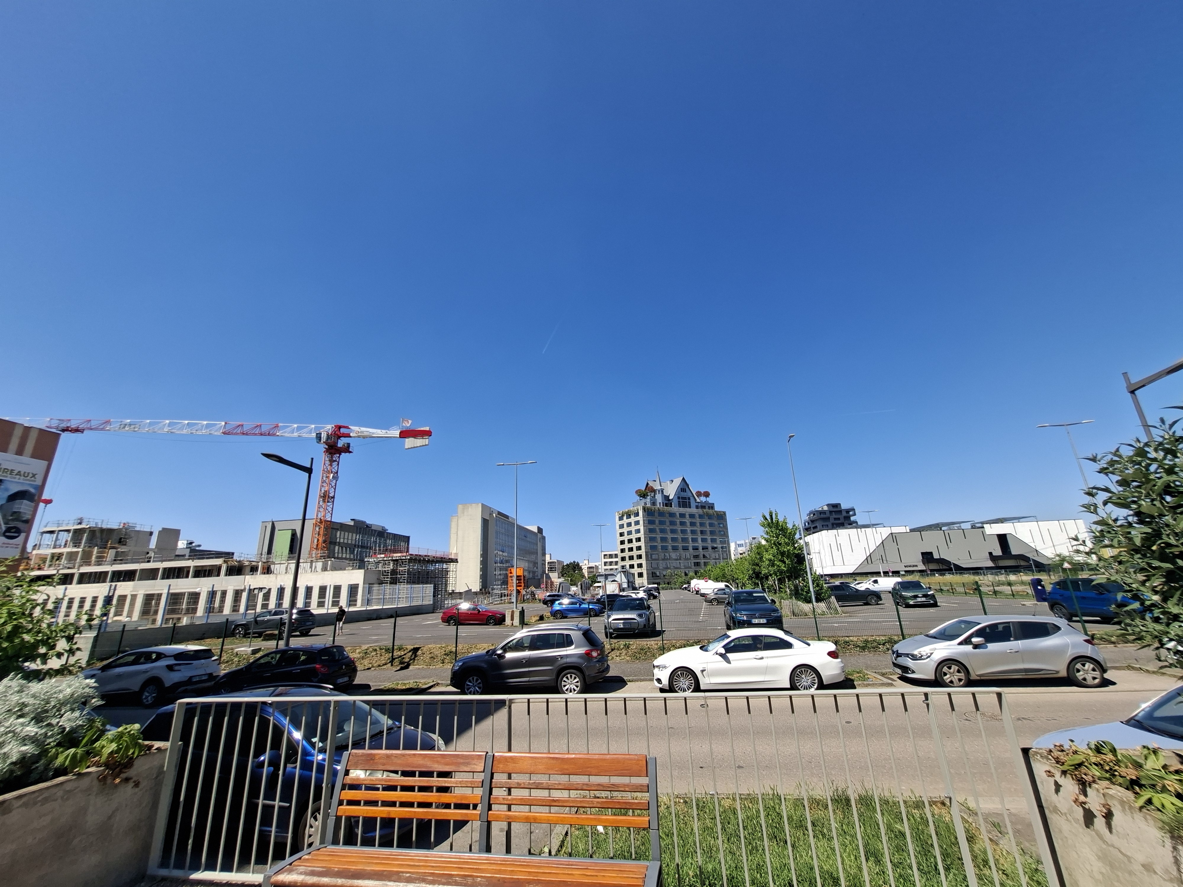 Vue panoramique du quartier de l'Amphithéâtre à Metz. Une grue domine le chantier du programme immobilier GAÏA, intégré dans un environnement urbain mêlant logements, bureaux et équipements culturels.