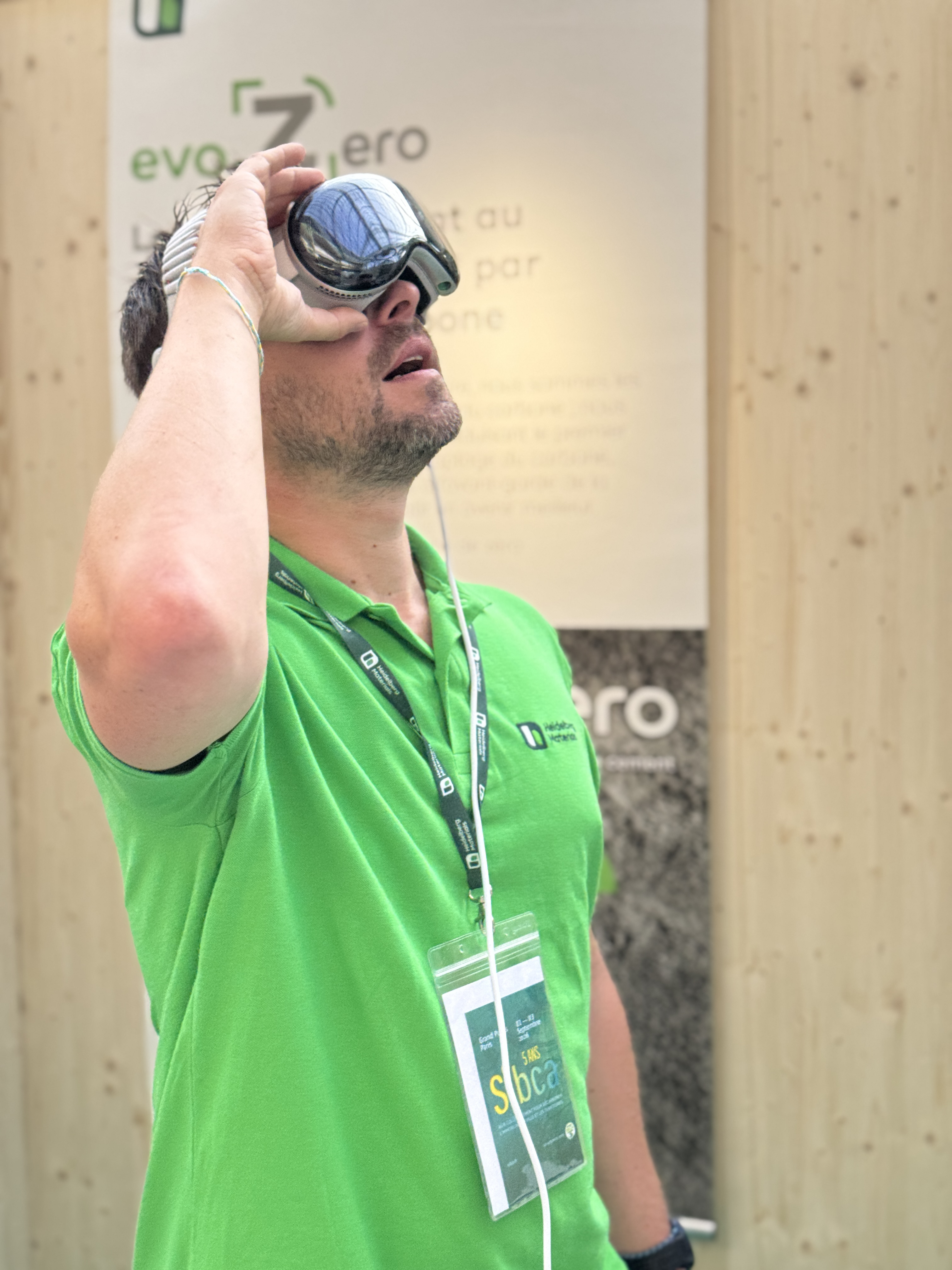 Une personne portant un casque de réalité virtuelle dans un environnement lié à la construction.