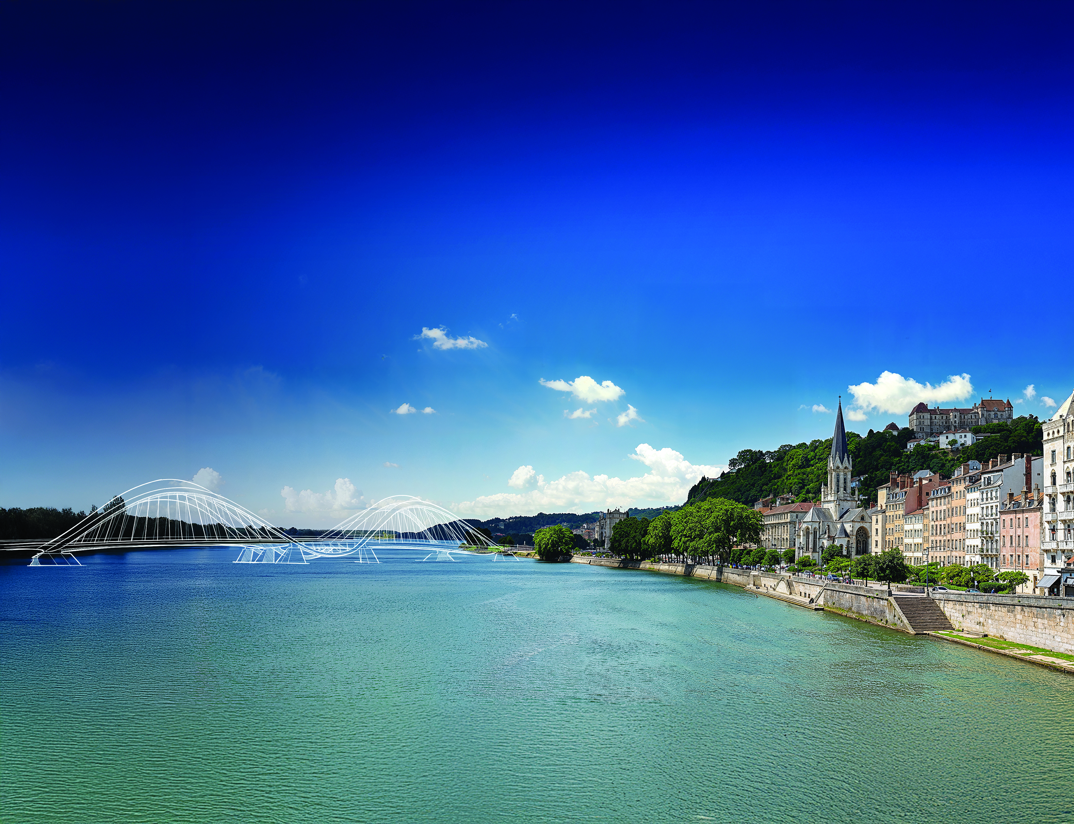 Une vue sur les berges, avec des bâtiments et de la verdure d'un côté, sous un ciel bleu limpide.